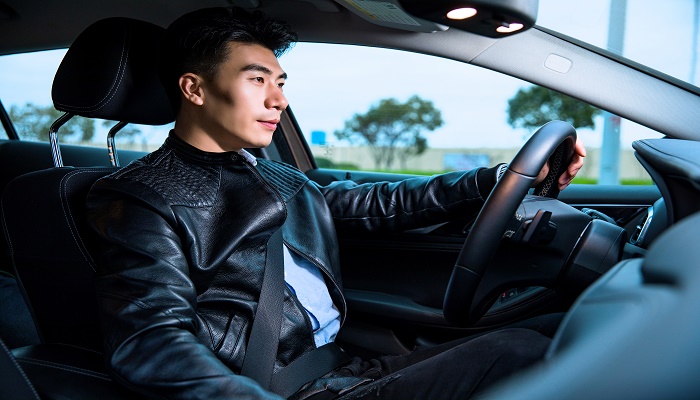 男人梦见开车刹不住车