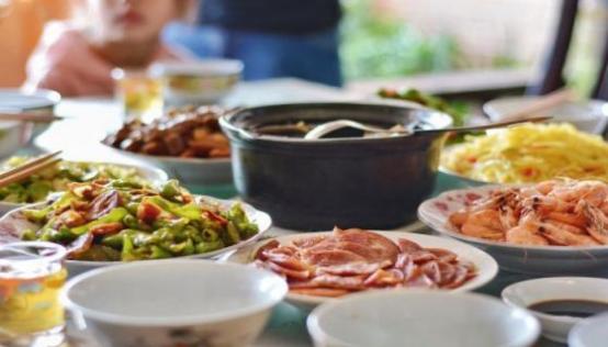 梦见与家人吃饭是什么意思 梦见与家人吃饭有什么预兆